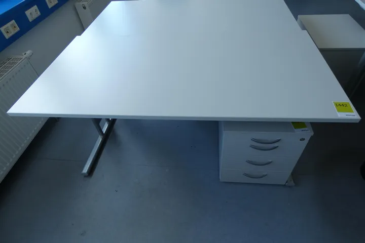 Schreibtisch
